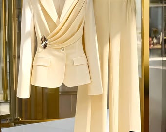 Ensemble blazer à boutons dorés et pantalon évasé : costume de banlieue jaune, luxe sur mesure