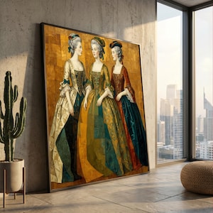 Op de afbeelding: Een ingelijst kunstwerk met drie vrouwen in historische jurken. De vrouwen zijn afgebeeld in klassieke stijl, met uitgebreide jurken in tinten goud, groen en rood. Het kunstwerk wordt getoond tegen een gouden achtergrond.