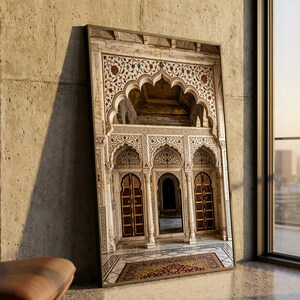 Può includere: Stampa incorniciata di un interno architettonico ornato. L'immagine presenta pareti in marmo bianco con intricati motivi floreali in rosso, verde e blu. Arcate e un tappeto a motivi aggiungono profondità.