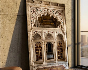 Cuadro de pared con arcos mogoles ornamentados, puerta con intrincados motivos florales, interior de palacio indio, decoración en mármol y oro, histórico.