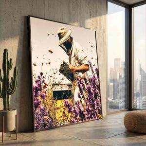 Könnte beinhalten: Ein gerahmter Wandkunstdruck, der einen Imker in Schutzanzug und Hut zeigt, der einen Wabenrahmen in der Nähe eines gelben Bienenstocks hält. Die Szene spielt in einem Feld aus violettem Lavendel mit zahlreichen Bienen, die um den Imker fliegen.