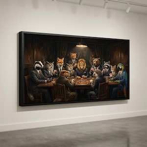 Può includere: Un'opera d'arte incorniciata raffigura animali antropomorfi che giocano a poker in una stanza buia. Gli animali, tra cui un leone e una volpe, indossano abiti e sono riuniti attorno a un tavolo di legno. L'opera ha un'estetica scura e vintage.