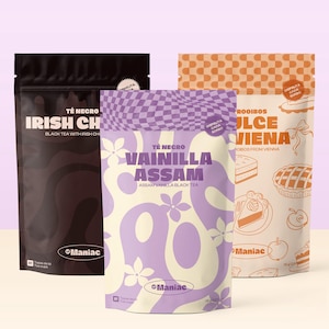 Può includere: Tre confezioni di tè con disegni diversi. La confezione nera dice "IRISH CH" e "BLACK TEA WITH IRISH CH". La confezione viola dice "VAINILLA ASSAM" e "ASSAM VANILLA BLACK TEA". La confezione arancione dice "ROOIBOS DULCE VIENA".