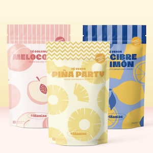 Può includere: Tre confezioni di tè con disegni colorati. Una è rosa con illustrazioni di pesche e la scritta "MELOCO". Un'altra è gialla con fette di ananas e la scritta "PIÑA PARTY". La terza è blu con illustrazioni di limoni e la scritta "CIBRE IMÓN".