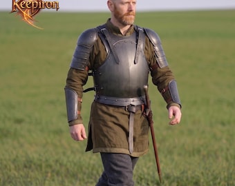 Conjunto de armadura medieval de placas / Coraza, hombreras y grebas de acero oscuro / LARP, cosplay, disfraz de caballero renacentista / Armadura de fantasía personalizada