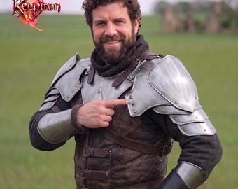 Conjunto de armadura medieval para LARP / Hombreras y brazaletes de acero / Coraza de cuero para explorador / Disfraz de caballero de fantasía / Equipo para feria renacentista