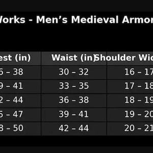 Puede incluir: Tabla de tallas en blanco y negro para armaduras medievales RegalSteelWorks. La tabla incluye tallas de la S a la XXL, con medidas de pecho de 91 a 127 cm, cintura de 76 a 112 cm, ancho de hombros de 41 a 53 cm y alturas de 165 cm a 196 cm.