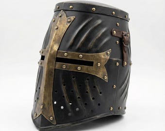 Gran casco de cruzado medieval / Armadura templaria de acero ennegrecido con cruz de latón / Regalo de cosplay SCA LARP / Regalo de armadura de caballero para él