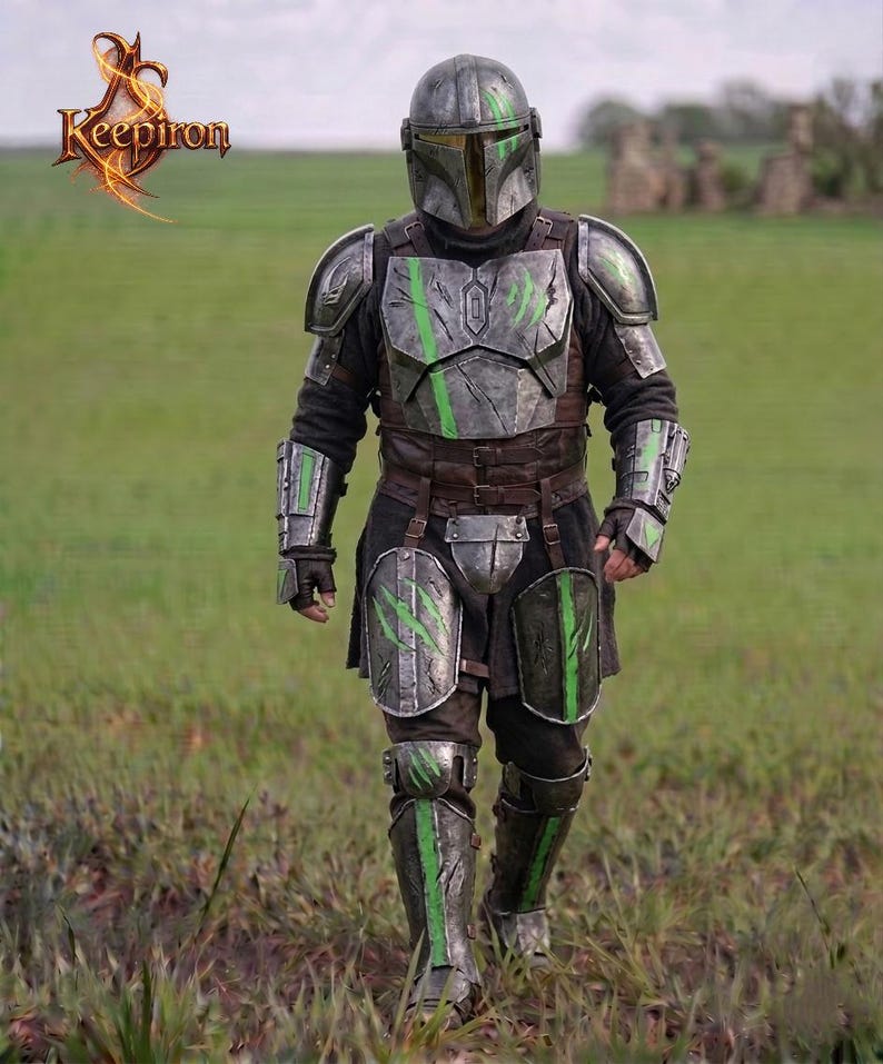 Puede incluir: Una armadura mandaloriana gris y verde met&aacute;lica detallada. La armadura presenta un casco, peto, hombreras y protectores de piernas, todos con detalles verdes. La imagen incluye el texto "Keepiron" en la esquina superior izquierda.