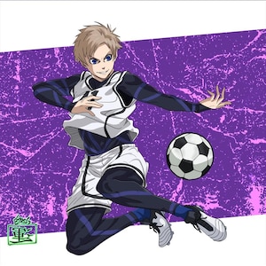 Könnte beinhalten: Anime-Illustration eines Fußballspielers in weiß-schwarzer Uniform mit der Nummer 11. Der Spieler befindet sich in der Luft und tritt gegen einen schwarz-weißen Fußball vor einem lila Hintergrund. Das Bild hat eine dynamische, actionorientierte Wirkung.