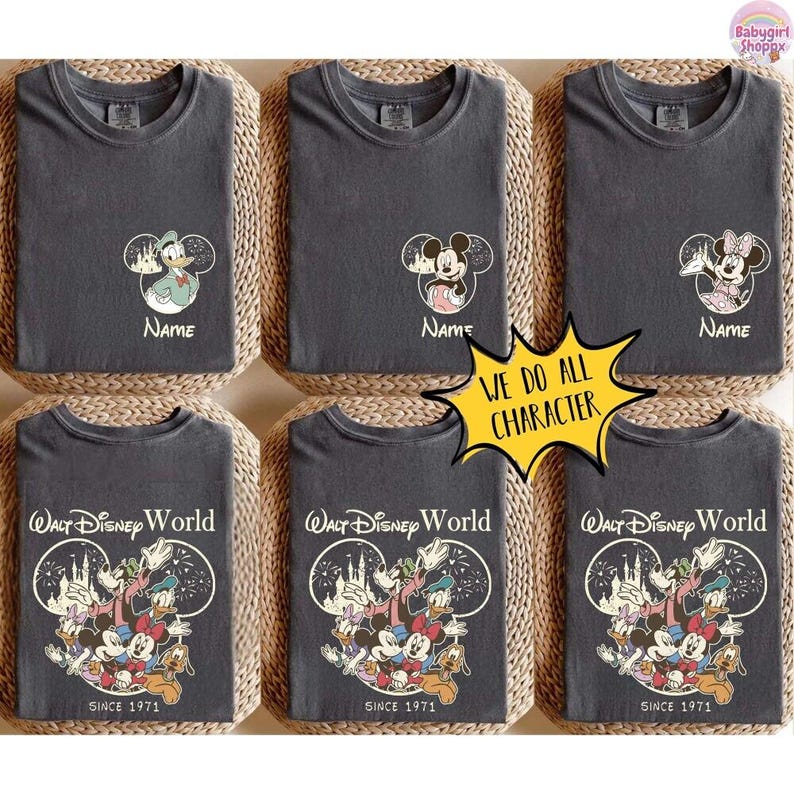 Camiseta personalizada de Mickey y sus amigos de Disneyworld, camiseta familiar con nombre personalizado 2026, vacaciones familiares en Disneyland, camiseta retro de viaje a Disneyworld imagen 1