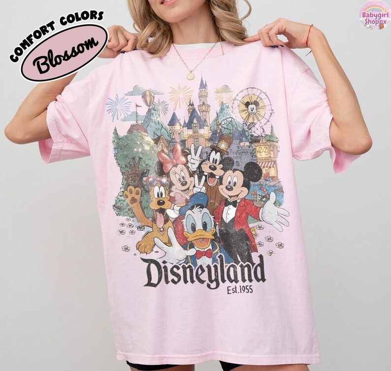 Camiseta Comfort Color Vintage Disneyland California, Camiseta de Mickey y sus amigos, Camiseta para viaje familiar a Disney, Camiseta para vacaciones familiares en Disneyland imagen 3