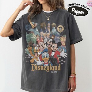 Camiseta Comfort Color Vintage Disneyland California, Camiseta de Mickey y sus amigos, Camiseta para viaje familiar a Disney, Camiseta para vacaciones familiares en Disneyland imagen 2