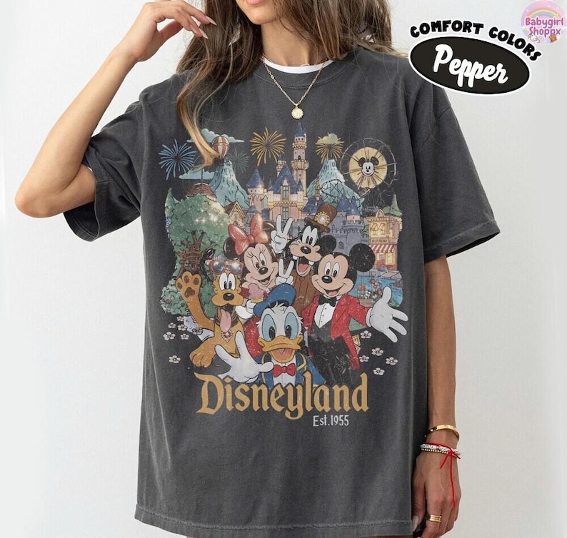Camiseta Comfort Color Vintage Disneyland California, Camiseta de Mickey y sus amigos, Camiseta para viaje familiar a Disney, Camiseta para vacaciones familiares en Disneyland imagen 2