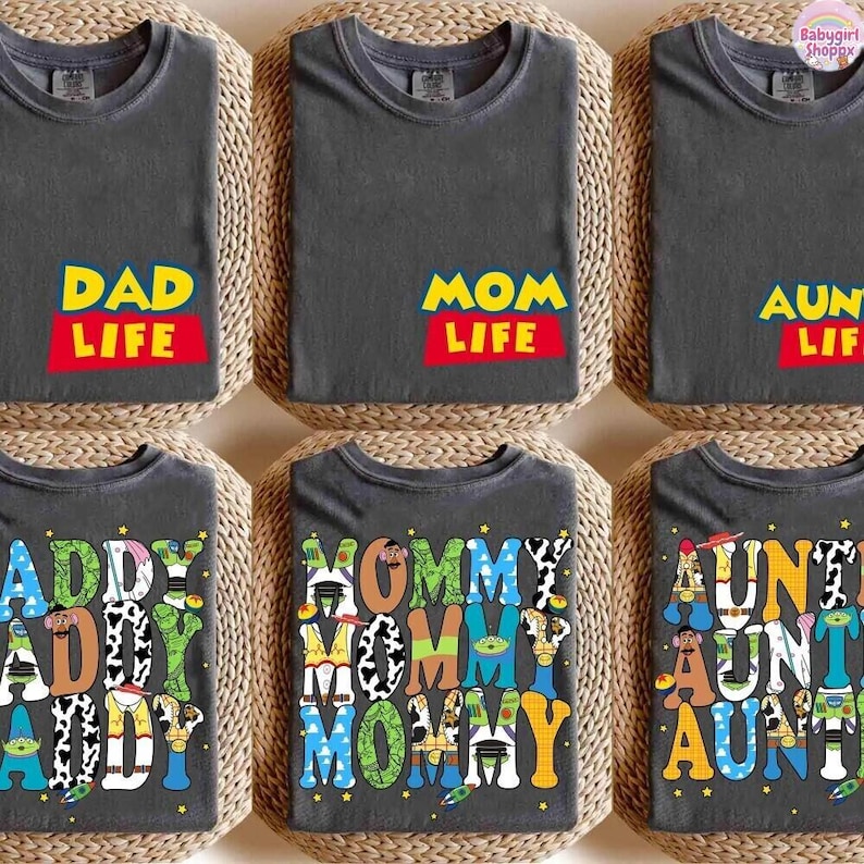 Camiseta de Toy Story de doble cara con colores cómodos para mamá y papá, camiseta divertida de Disneyland para tías, regalo para tía, regalo para tío, Jessie, Woody y Buzz imagen 3