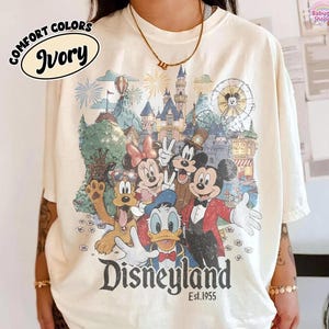 Camiseta Comfort Color Vintage Disneyland California, Camiseta de Mickey y sus amigos, Camiseta para viaje familiar a Disney, Camiseta para vacaciones familiares en Disneyland imagen 1