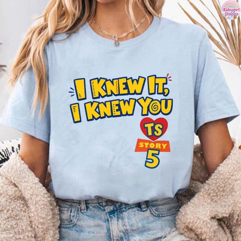 Camiseta de Disneyland Pixar Toy Story 5 "Lo sabía, te conocía", camiseta inspirada en Toy Story 5, camiseta inspirada en "Lo sabía, te conocía". imagen 1
