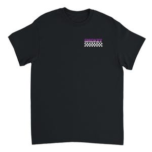 Puede incluir: Camiseta negra con la palabra "SMOKEY" en degradado púrpura y un diseño de cuadros blancos y negros en la parte superior izquierda del pecho. La camiseta es de cuello redondo.