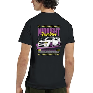 Könnte beinhalten: Schwarzes T-Shirt mit einer Grafik eines weißen Autos mit lila Rädern und Akzenten. Der Text "Midnight Invaders" steht über dem Auto, darunter "Reberparts Garage". Das Design hat gelbe und lila Akzente.