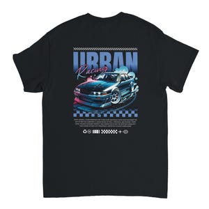 Puede incluir: Camiseta negra con un gráfico de un coche deportivo azul y las palabras "URBAN Racing". El diseño incluye un patrón de bandera a cuadros y texto en la parte inferior. La camiseta tiene cuello redondo.