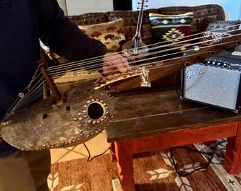 ひょうたんに取り付けられた 8 本の弦を持つコラ、アフリカの音符の 