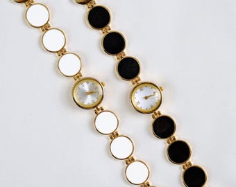 Reloj de pulsera de acero inoxidable dorado para mujer: diseño minimalista y elegante.
