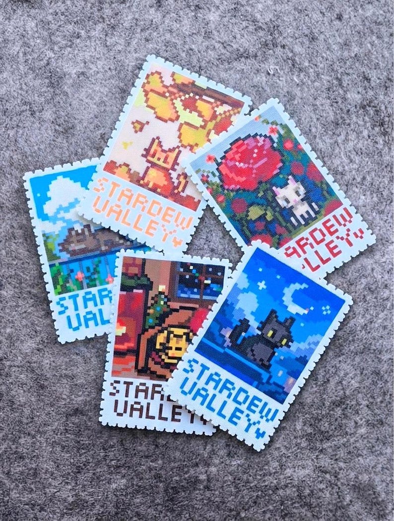 Puede incluir: Una colecci&oacute;n de cinco pegatinas estilo pixel art con escenas de Stardew Valley. Cada pegatina tiene un borde azul claro y representa una escena diferente con un gato, incluyendo un gato en hojas de oto&ntilde;o y un gato bajo un cielo nocturno.