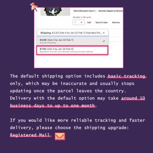 Puede incluir: Captura de pantalla de un anuncio de Etsy con opciones de env&iacute;o. La imagen muestra un men&uacute; desplegable con dos opciones: Env&iacute;o est&aacute;ndar y Correo certificado. El texto explica las diferencias en seguimiento y plazos de entrega.