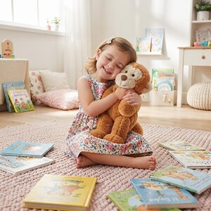 Peut inclure: Une peluche singe marron avec un visage couleur crème et un nez marron foncé. L'animal en peluche possède une fourrure douce et texturée, des oreilles arrondies et une longue queue, avec une expression amicale et une posture assise.