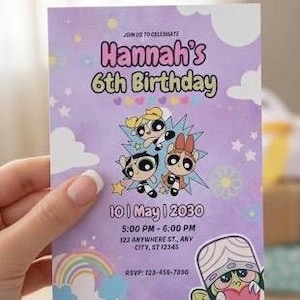 Puede incluir: Una invitación de cumpleaños lila con el texto "Hannah's 6th Birthday". La invitación incluye personajes de dibujos animados, un arcoíris y la fecha "10 | May | 2030". El número de RSVP también es visible.