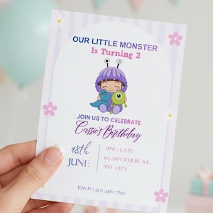 Könnte beinhalten: Eine Geburtstagseinladung mit einem Cartoon-Monster-Design. Die Einladung enthält den Text "Our Little Monster Is Turning 2" und "Join us to celebrate Cassie's Birthday". Das Datum ist der 18. Juni, mit Uhrzeit und Adresse. Rosa und lila Akzente.