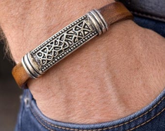 Rustic Regaliz Leather Bracelet – Silver Plated Decorative Spacer – Casual Everyday Style