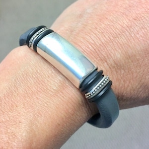 Unisex Schiefergrau Süßholz Lederarmband: Kostenloser Versand. Echtes Leder, versilberter Zinn mit Magnetverschluss, Manschettenarmband, edel