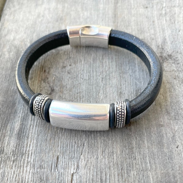 Pulsera de cuero de regaliz para hombre, envío gratis. Cuero genuino, peltre plateado con cierre magnético, espaciadores de acento punteado de 1/4"