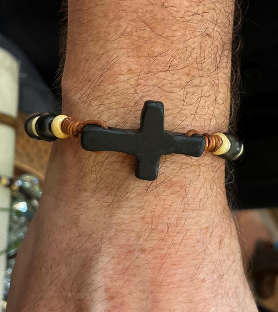 Bracciale Con Croce In Legno Naturale Ed Elastico: Perline Tonde E Quadrate, Ciondolo In Acciaio Inox, Regalo Religioso Per Compleanno O Natale