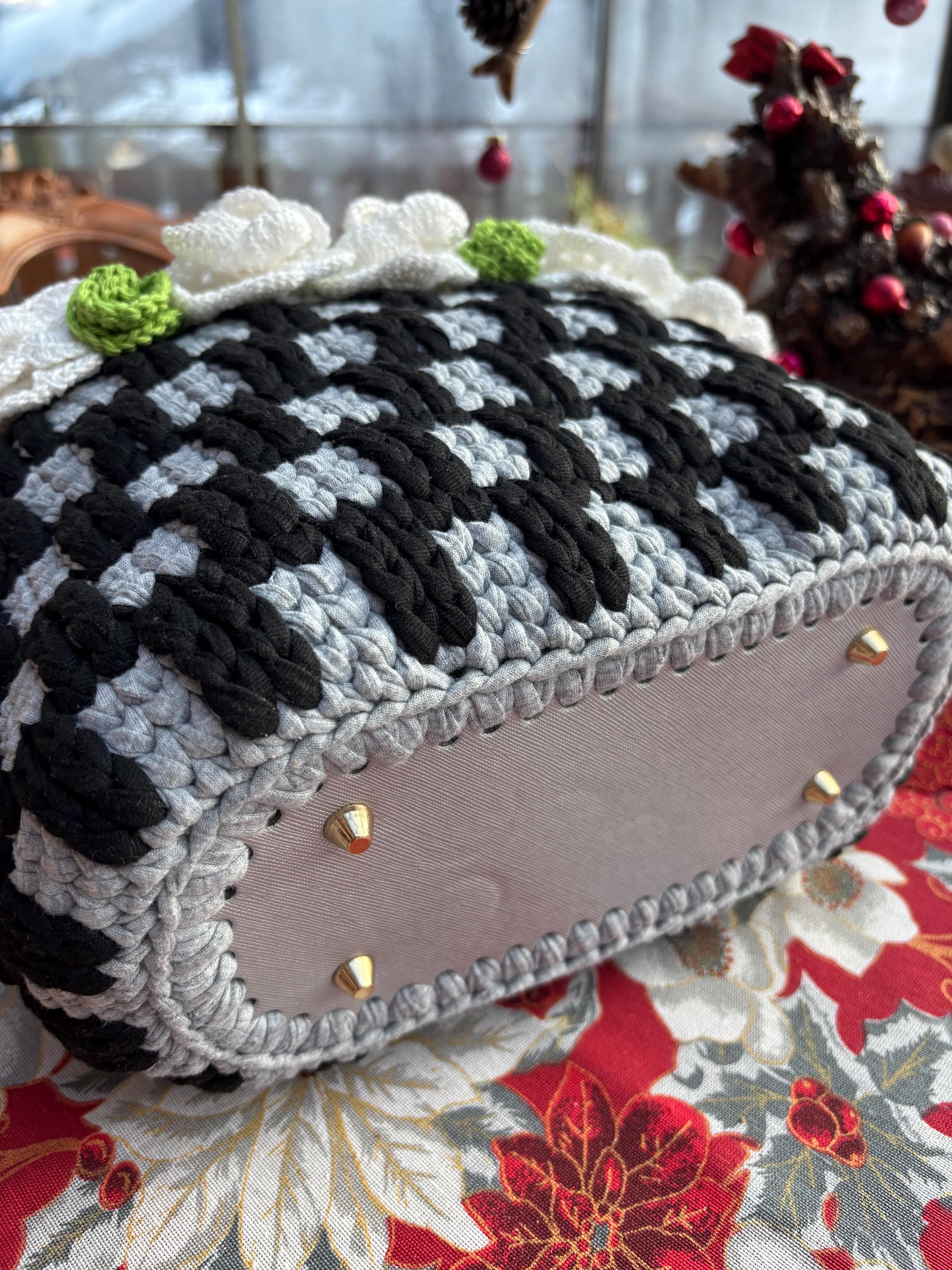 UNIQUEBAG Handmade Crochet Handbag With White Flowers and