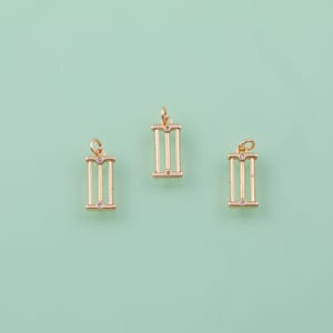 Pingente de serra banhado a ouro 18K, 7 x 15 mm, para pulseira ou colar, com design minimalista e cravejado de zircônias.