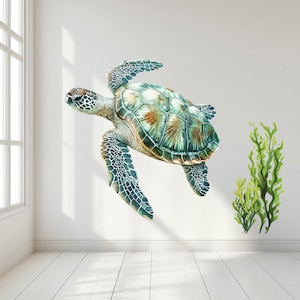Puede incluir: Un vinilo decorativo de pared estilo acuarela de una tortuga marina en tonos verdes, azules y marrones. La tortuga se representa nadando, con sus aletas extendidas. También se incluye algas verdes en el diseño.