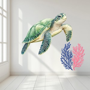 Puede incluir: Ilustración en acuarela de una tortuga marina verde con caparazón y aletas detalladas. La tortuga se representa nadando, con dos ilustraciones de arrecifes de coral en azul y rosa. La obra de arte está ambientada sobre una pared y un suelo blancos.