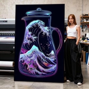 Op de afbeelding: Een groot canvasdoek met een gestileerde illustratie van een golf in een glazen kan. Het kunstwerk gebruikt tinten blauw, paars en roze tegen een donkere achtergrond. De afbeelding bevat een berg en een boot.