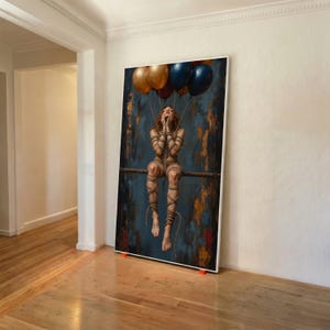Puede incluir: Una gran impresión artística vertical que representa a una persona atada con cuerdas, sosteniendo globos. La persona está sentada en una viga de madera sobre un fondo azul y dorado texturizado. Globos en tonos dorados, rojos y azules.