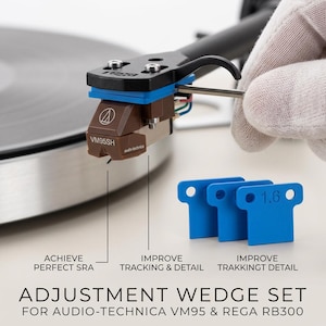 Peut inclure: Un ensemble de cales de réglage pour Audio-Technica VM95 et Rega RB300. L'image montre une cellule de platine avec des cales bleues. Le texte sur les cales indique "1.6". Le texte sur l'image dit "Achieve Perfect SRA" et "Improve Tracking & Detail".