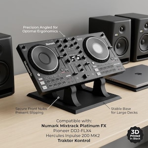 Peut inclure: Un support noir imprimé en 3D pour contrôleurs DJ avec une base stable, des ergots avant sécurisés antidérapants et une inclinaison ergonomique. Le texte indique les caractéristiques et la compatibilité avec Numark, Pioneer, Hercules et Traktor.