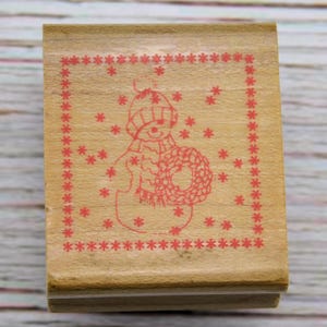 Sonburn Rubber Stamp – Snowman with Wreath and Snowflake Border – Winter Holiday Craft Stamp for Cardmaking, Scrapbooking, and DIY Tags
