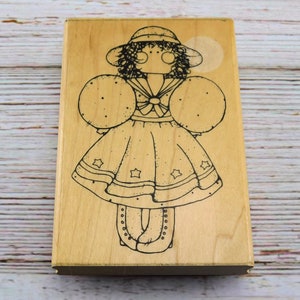 Sello de goma de niña - Sello de muñeca de arte popular - Sello de goma DOTS - Miss August Chelsea - Sello montado en madera