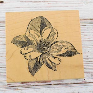 マゼンタフラワーのゴム印 - 木製マウントのワイルドローズまたはマグノリアの花。カード作りやスクラップブッキングに。
