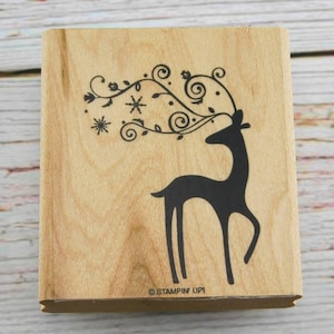 Eleganter Rentier-Stempel - Stampin’ Up - Feiertags-Hirsch mit wirbelndem Geweih und Schneeflocken - auf Holz montierter Stempel