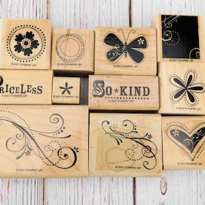 Set d'estampes Stampin Up Priceless – 2007 Fleurs, mots et formes montés sur bois – Fournitures pour cartes et scrapbooking