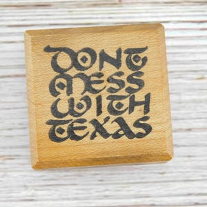Timbro in gomma "Non scherzare con il Texas" - Timbro montato su legno Great Notions - Timbro artigianale Texas Pride