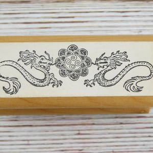 Rubberstempel dubbele draak – Aziatisch geïnspireerde yin-yang-mandala met twee Chinese draken - op hout gemonteerde stempel